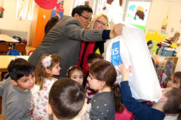 ИГРАЧКЕ ЗА СЛИКАЊЕ: Деца из Смедерева остала без пакетића јер су дарови који су се у њима налазили - донација вртићима